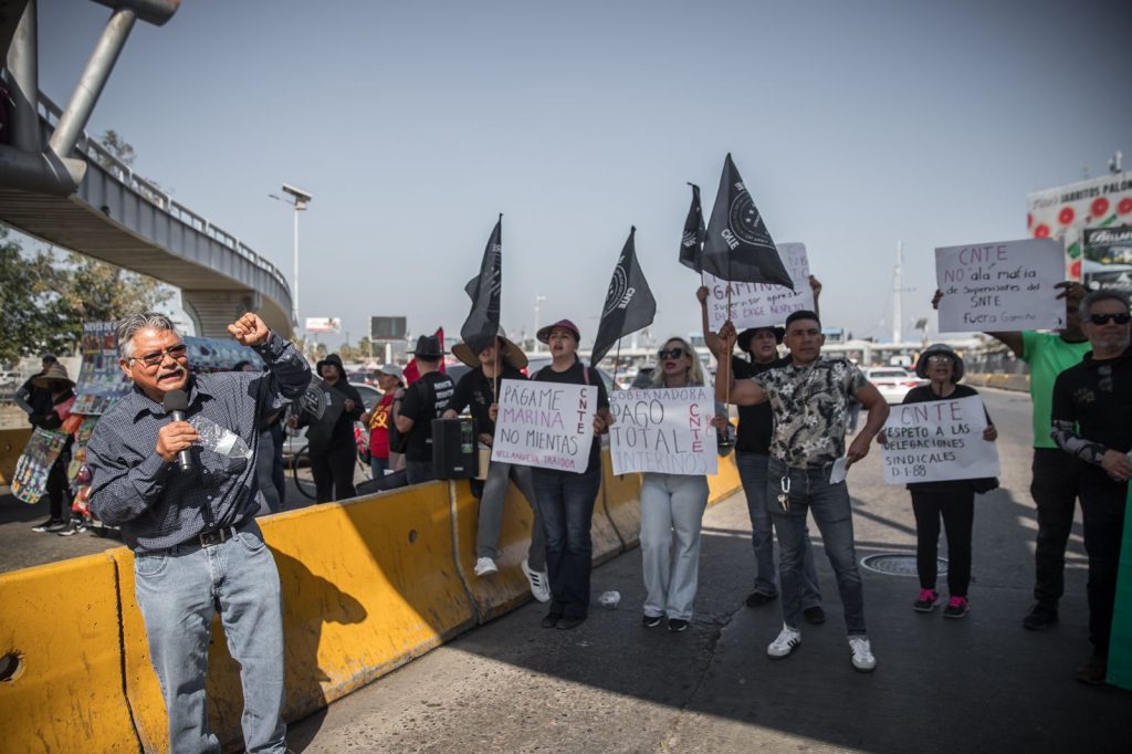 Profesores protestan en la garita de San Ysidro