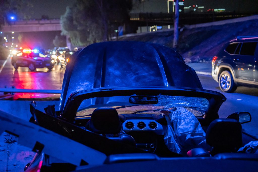 Mustang queda destrozado tras accidente