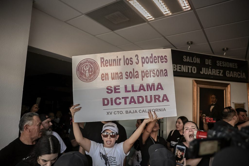 Golpes entre policías y manifestantes en Congreso de BC por votación a reforma al Poder Judicial