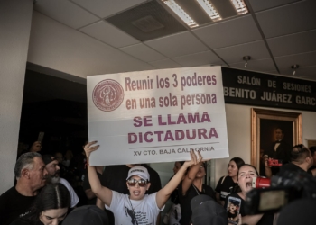 Golpes entre policías y manifestantes en Congreso de BC por votación a reforma al Poder Judicial 