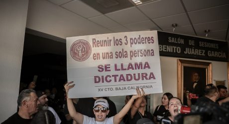 Golpes entre policías y manifestantes en Congreso de BC por votación a reforma al Poder Judicial 