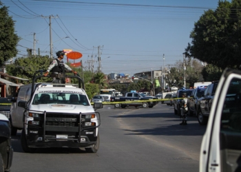 Hombre es asesinado en la entrada de una tienda de abarrotes