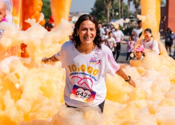 Miles de personas participan en la carrera "Corre con Espuma"