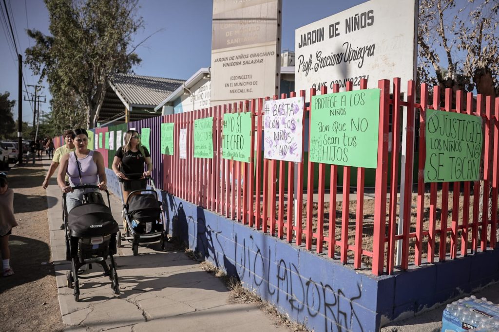 Madres se manifiestan en Kínder de Mexicali tras abuso a una niña