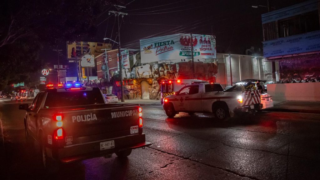 Balean-dos-hombres-estacionamiento-cerca-Cueva-del-Peludo