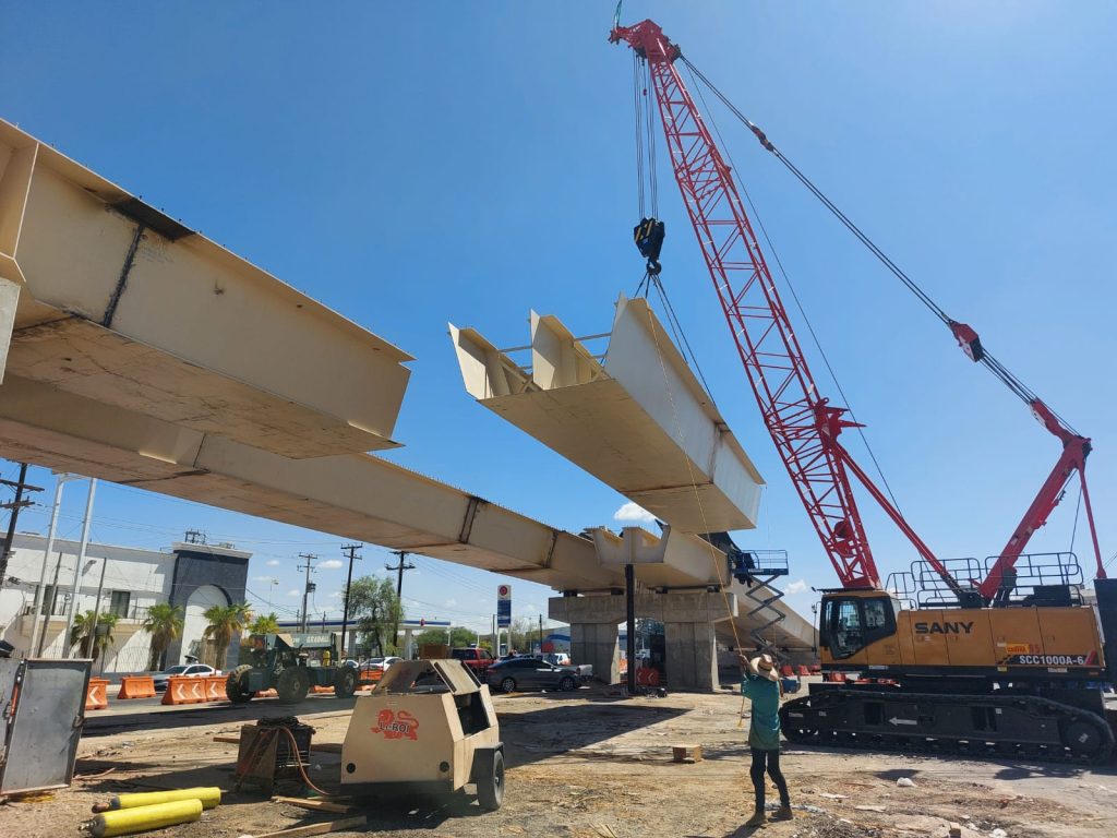 SIDURT realiza montaje de última trabe de puente principal en distribuidor vial Lázaro Cárdenas y Venustiano Carranza