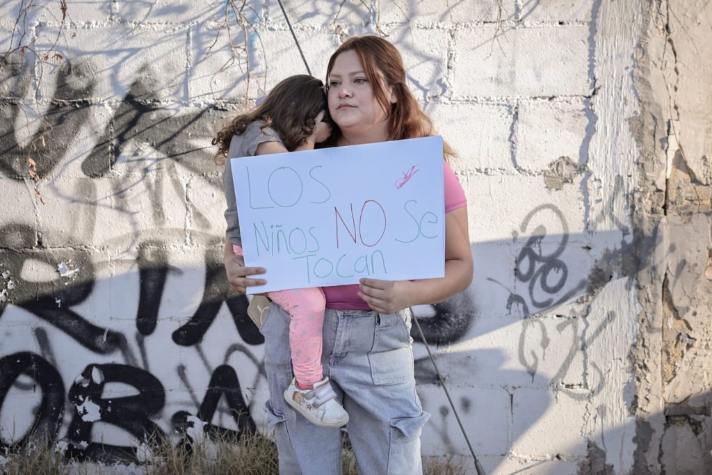 Madres se manifiestan en Kínder de Mexicali tras abuso a una niña