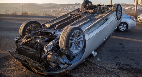 Auto vuelca sobre la carretera Rosarito-Tijuana