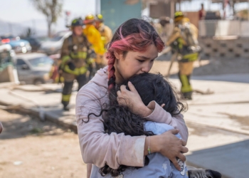 Incendio en edificio de Infonavit Latinos; vecinos rescatan a dos niñas