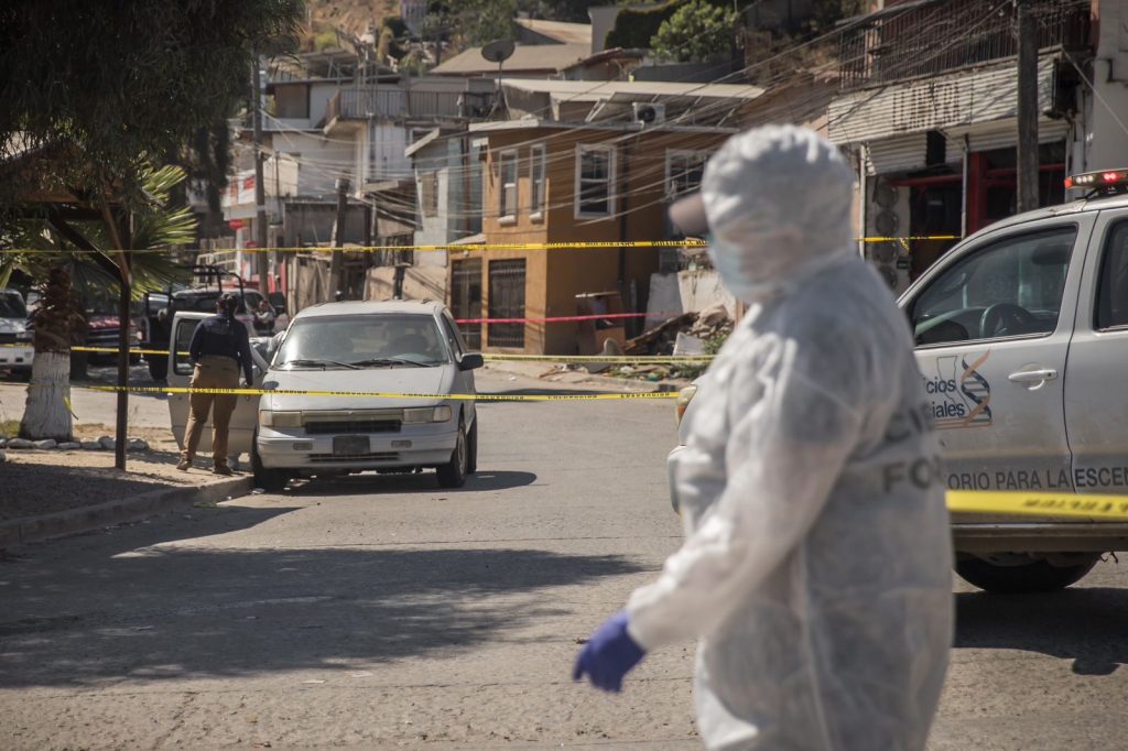 Abandonan-camioneta-con-un-cadaver-cerca-del-Libramiento-Rosas-Magallon