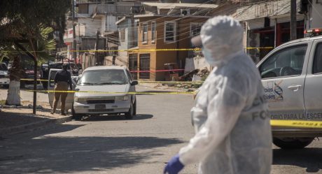 Abandonan camioneta con un cadáver cerca del Libramiento Rosas Magallón