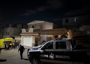 Hombre es asesinado a balazos afuera de su casa