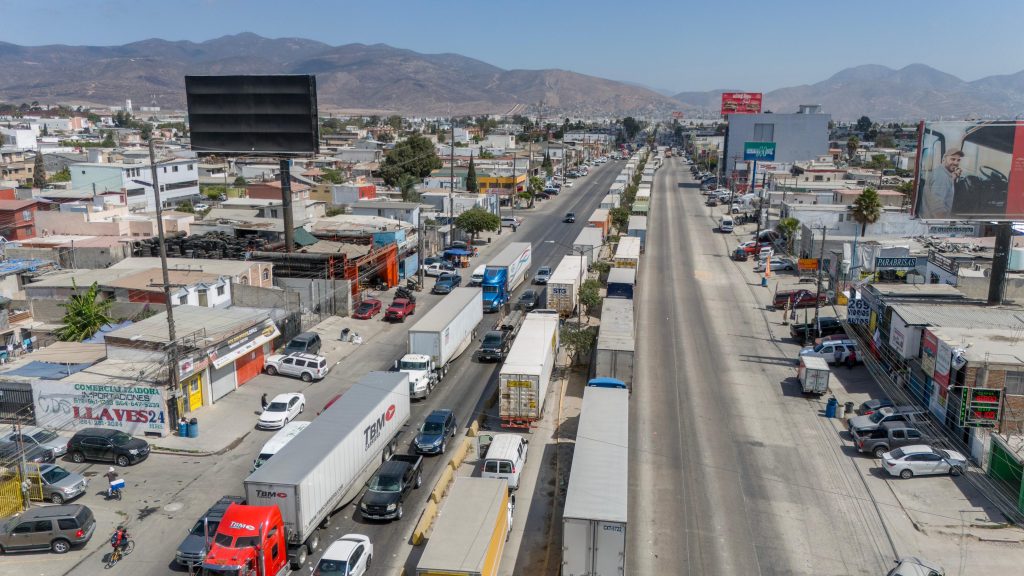 Caos vial tras incidente en la garita de exportación de Otay