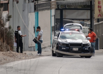 Conductor choca con poste de luz en el Libramiento Sur