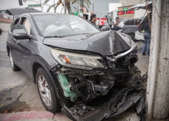 Semáforos fuera de servicio provocan choque vehicular