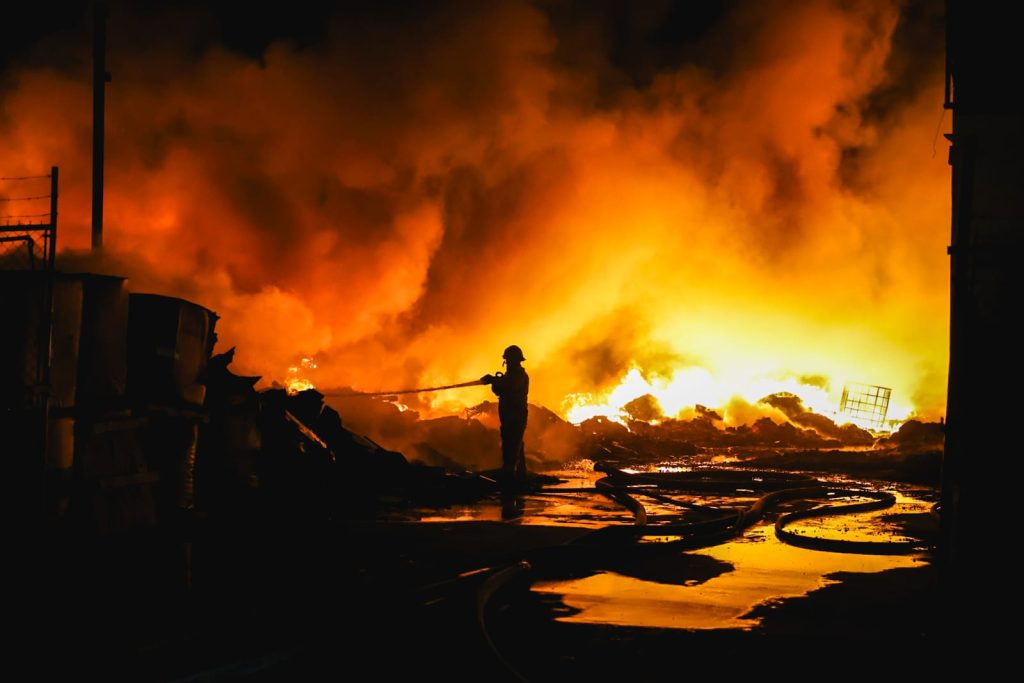 Fuerte incendio en recicladora de Mexicali