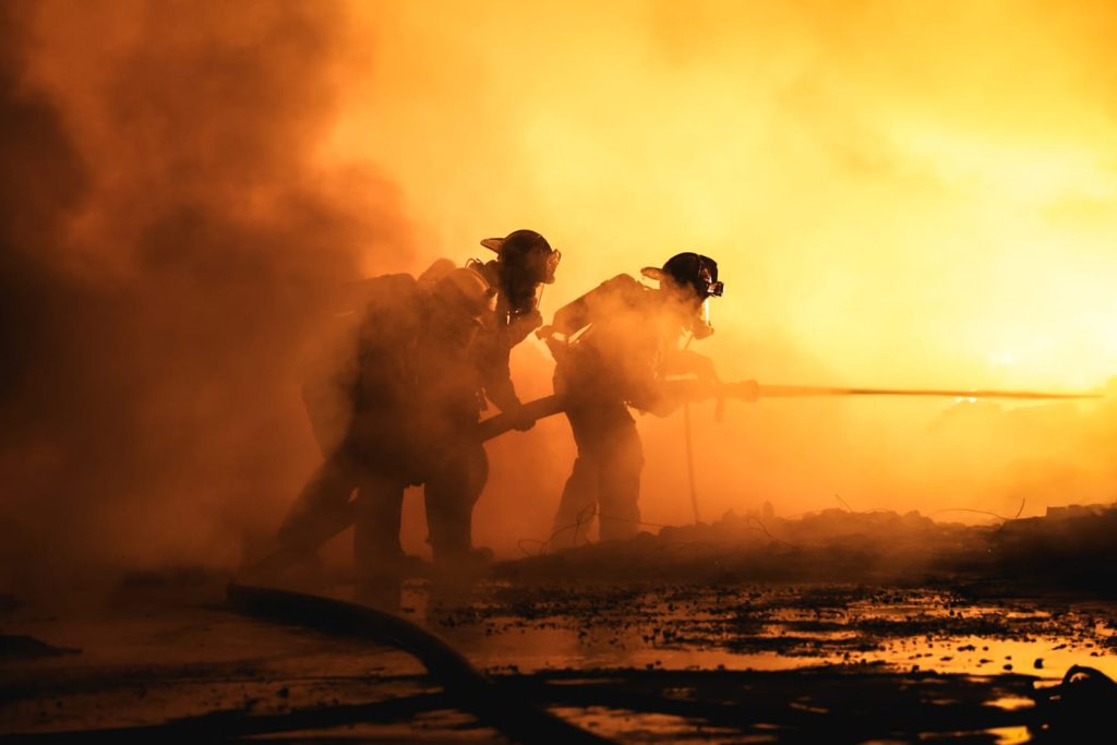 Fuerte incendio en recicladora de Mexicali