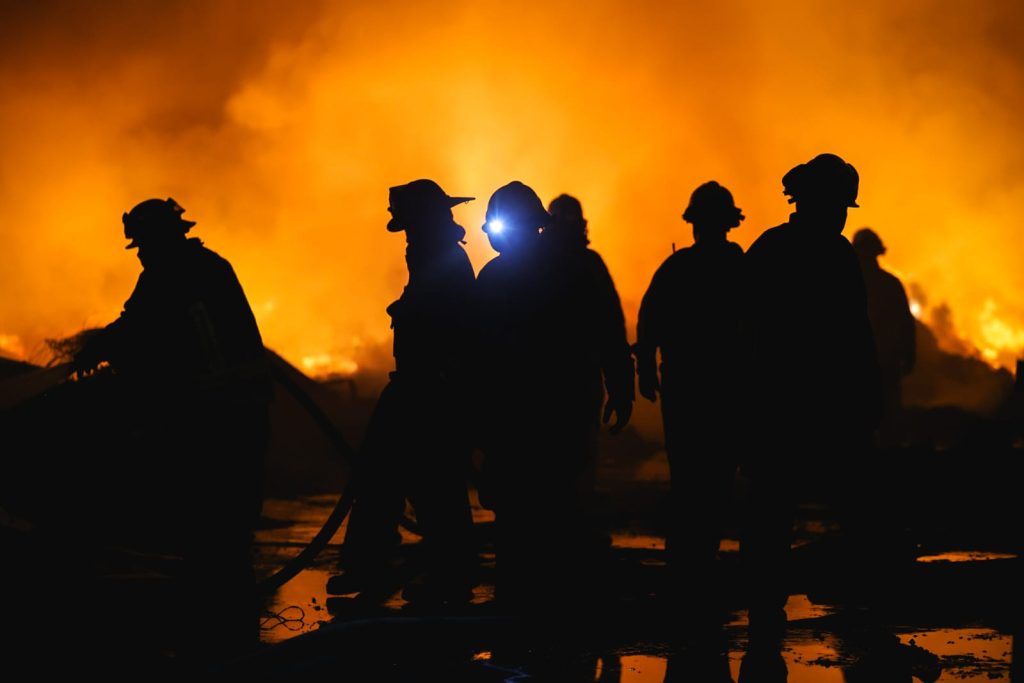 Fuerte incendio en recicladora de Mexicali