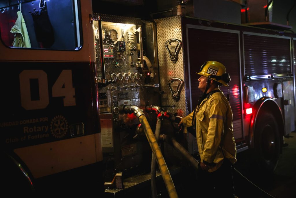 Fuerte incendio en recicladora de Mexicali