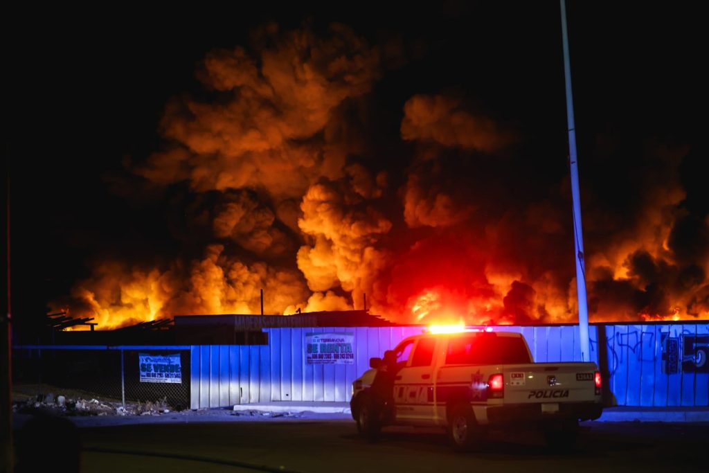 Fuerte incendio en recicladora de Mexicali