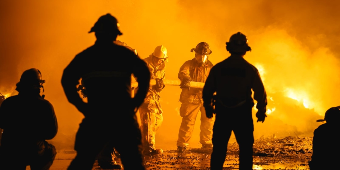 Fuerte incendio en recicladora de Mexicali