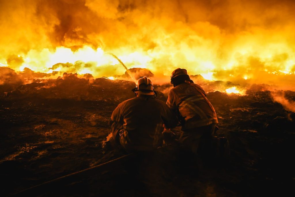 Fuerte incendio en recicladora de Mexicali