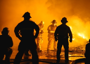 Fuerte incendio en recicladora de Mexicali