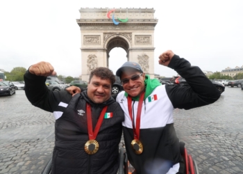 Doble festejo mexicano en el Arco del Triunfo, Arnulfo Castorena y Juan Pablo Cervantes