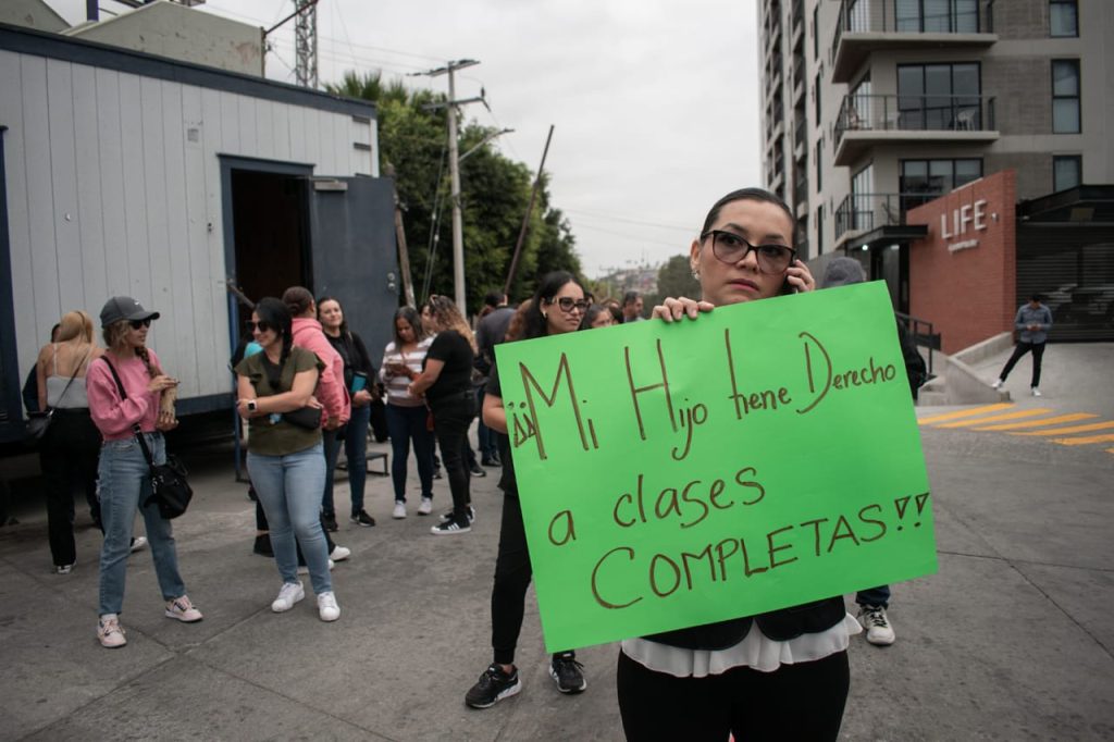 Padres de la secundaria #1 Lázaro Cárdenas se manifiestan por falta de maestros