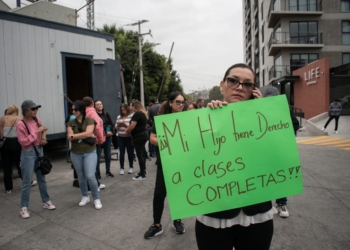 Padres de la secundaria #1 Lázaro Cárdenas se manifiestan por falta de maestros