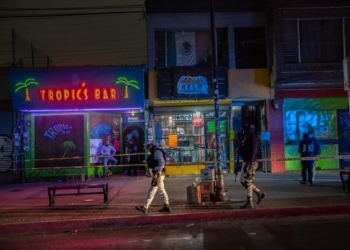 Balean a mujer afuera del Bar Tropics en la calle sexta