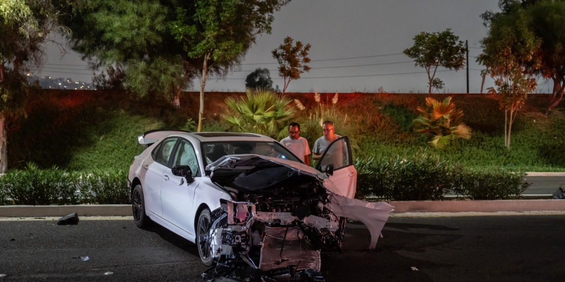 Hombre choca su auto con una barda