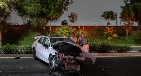 Hombre choca su auto con una barda