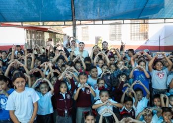 Gobernadora Marina del Pilar entrega material de cómputo a alumnos de escuelas de BC