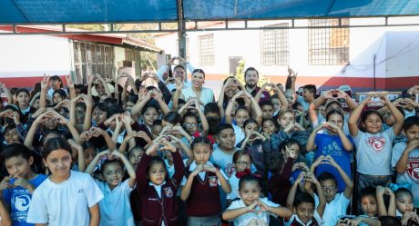 Gobernadora Marina del Pilar entrega material de cómputo a alumnos de escuelas de BC