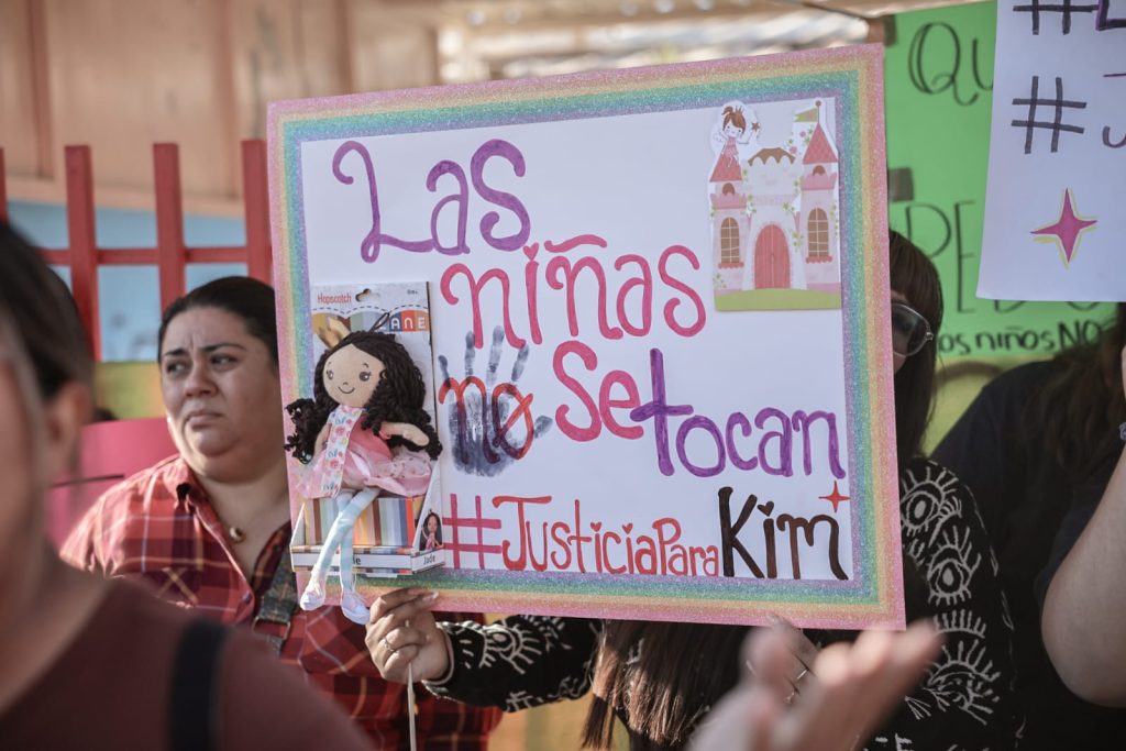 Madres se manifiestan en Kínder de Mexicali tras abuso a una niña