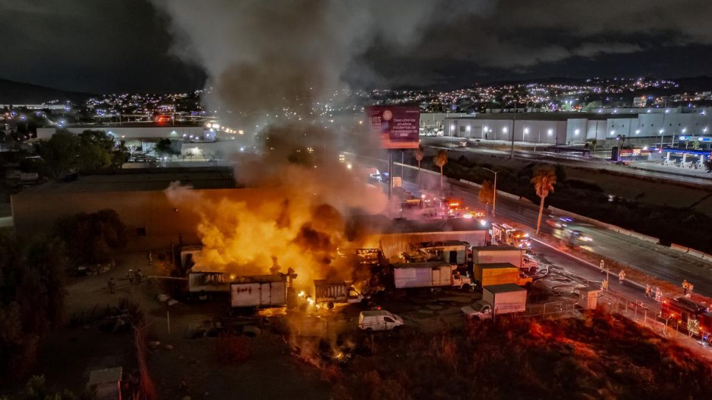 Lanzan-bombas-molotov-camiones-transporte-frutas