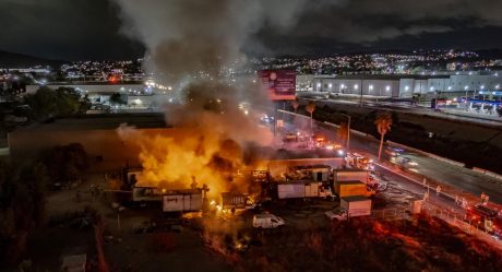 Lanzan bombas molotov a camiones de transporte de frutas