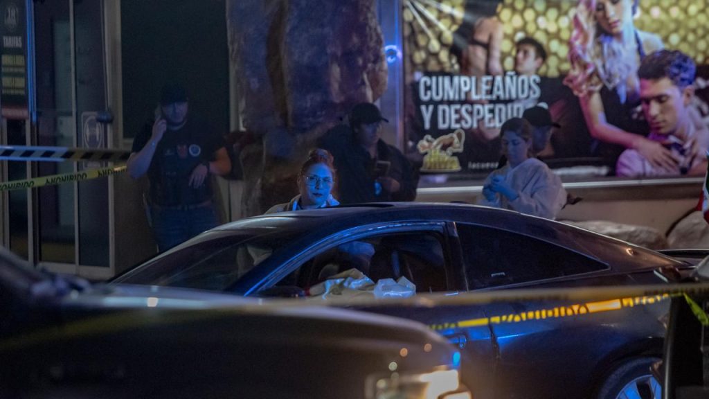 Dejan auto con narcomensaje y una cabeza afuera de La Cueva del Peludo