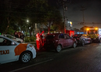 Conductor de taxi provoca carambola