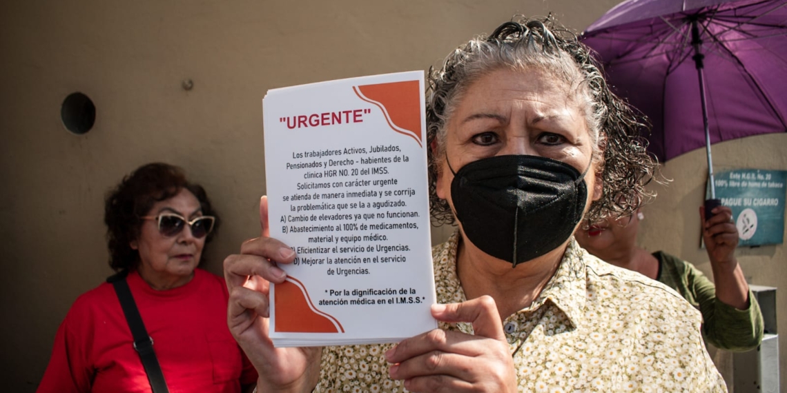 Protestan en la clínica 20 del IMSS por falta de medicamentos y mala calidad del servicio