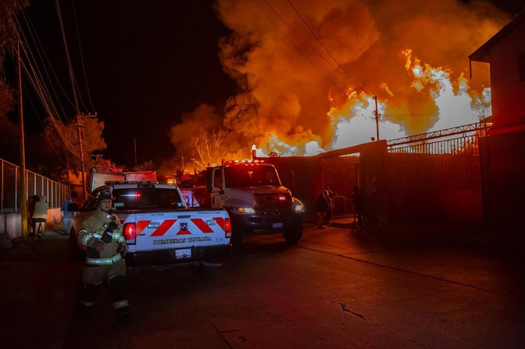 Fuego-consume-una-tarimera-durante-la-noche