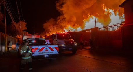 Fuego consume una tarimera durante la noche