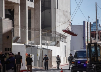 Hallan cadáver colgado dentro de edificio en remodelación