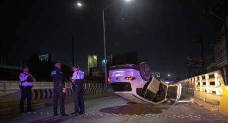 Vuelca camioneta en el Federico Benítez