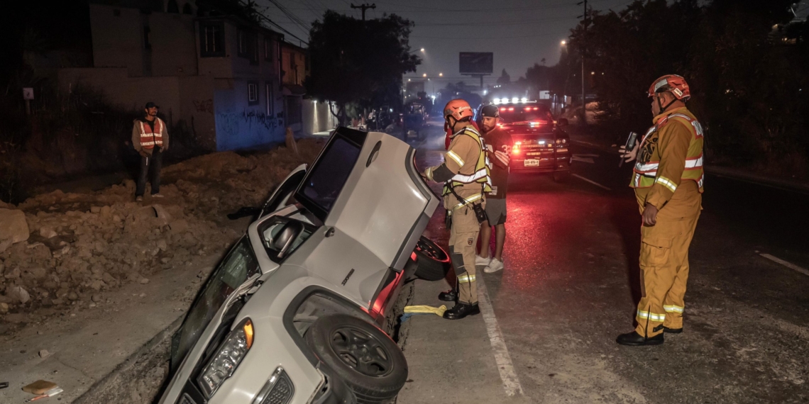 Mujer se queda dormida y cae en excavación en el bulevar Fundadores