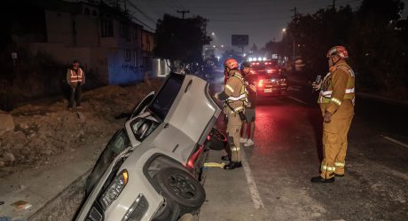 Mujer se queda dormida y cae en excavación en el bulevar Fundadores