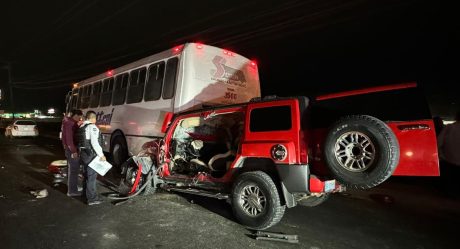 Hummer se impacta contra un transporte de personal y joven queda prensado