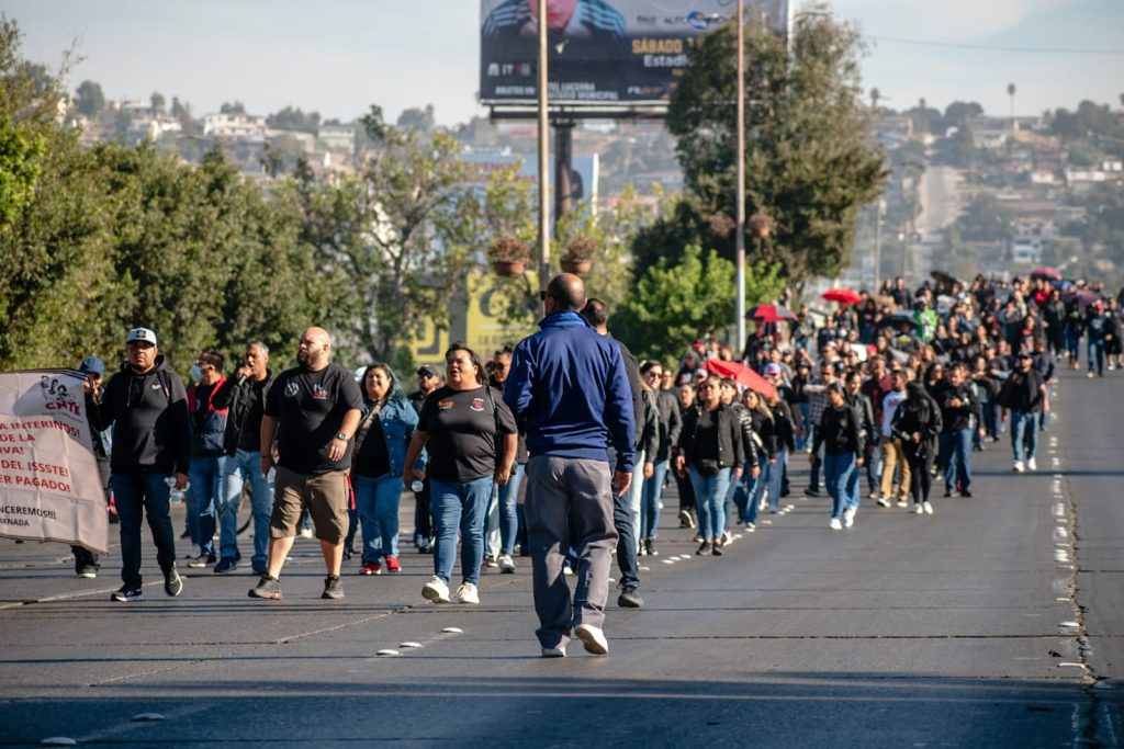 Maestros de la CNTE marchan por falta de pagos