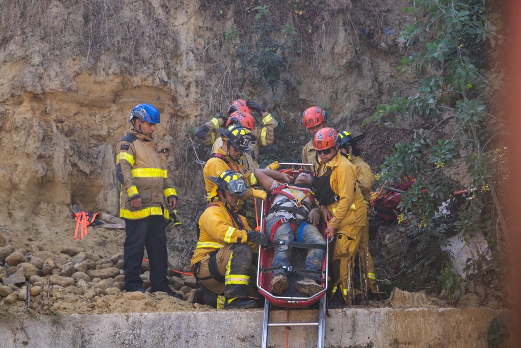 Bomberos rescatan a hombre atrapado bajo talud de tierra